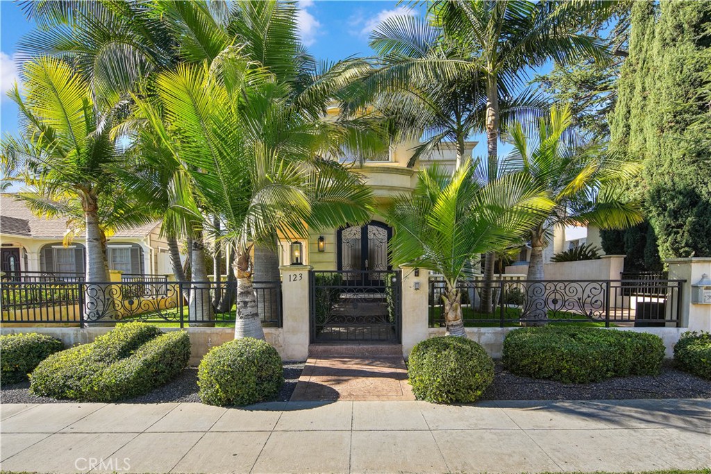 Photo 47 of 47 of 123 N Doheny Drive house