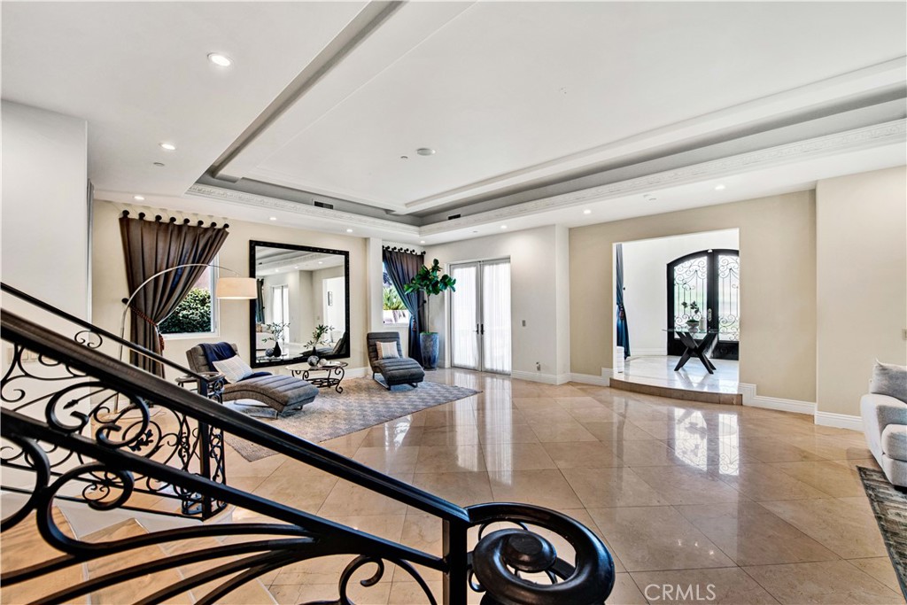 Photo 6 of 47 of 123 N Doheny Drive house