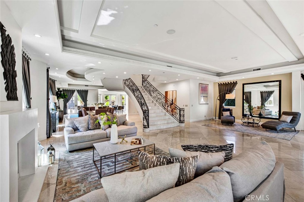 Photo 4 of 47 of 123 N Doheny Drive house