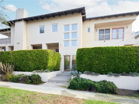 A home in El Segundo