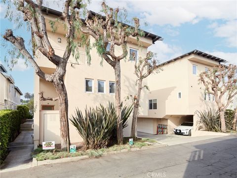 A home in El Segundo