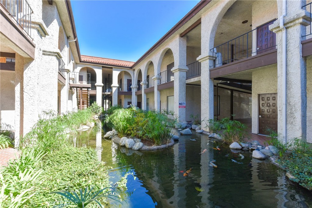 Located in the highly desired Hacienda Hts. Well Maintained professional buildings and private executive office suites available for lease! Ample Parking. Ready for Immediate Move-In. Close to Bank, restaurants and shopping centers, easy access to 60 FWY.