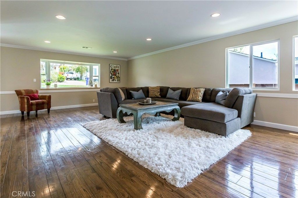 listing image 130727915531553997122