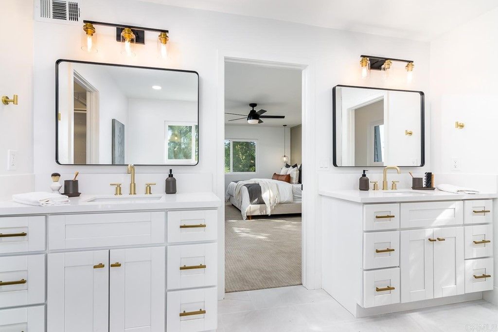 listing image 130728676041632372425