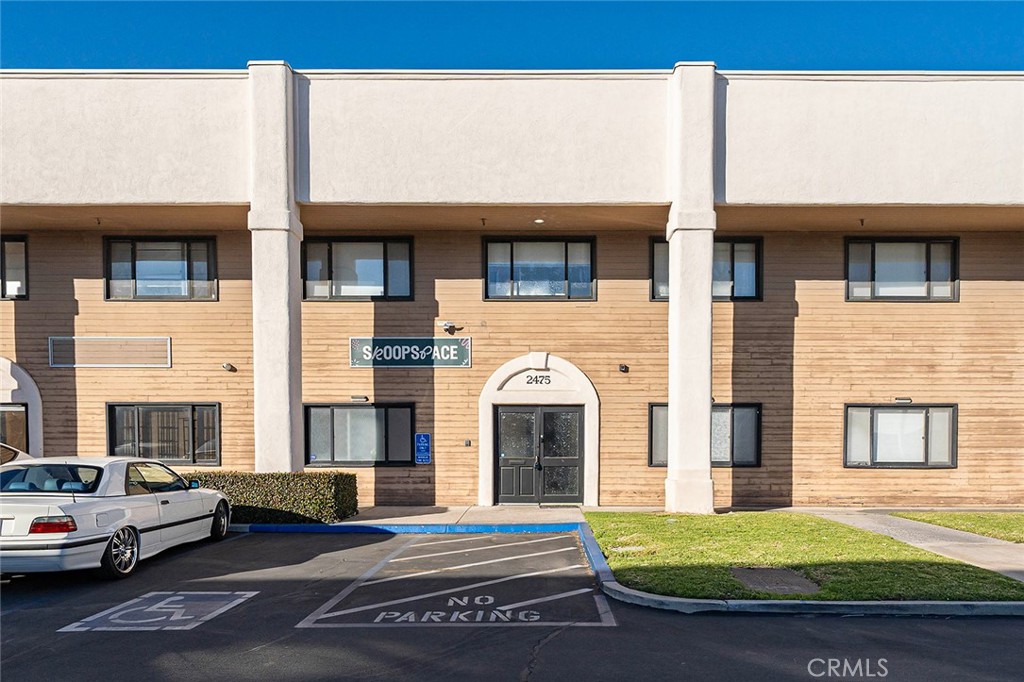 Great Mixed use space inside the Cedarwoods Business Park. With over 2,000 sq ft of warehouse space, it's a great space to host events and parties. The office is currently being used by a marketing company and all the equipment and furniture are negotiable. This is a sublease for a company that is looking for flexible space to grow their business and also host other events to generate more income!
