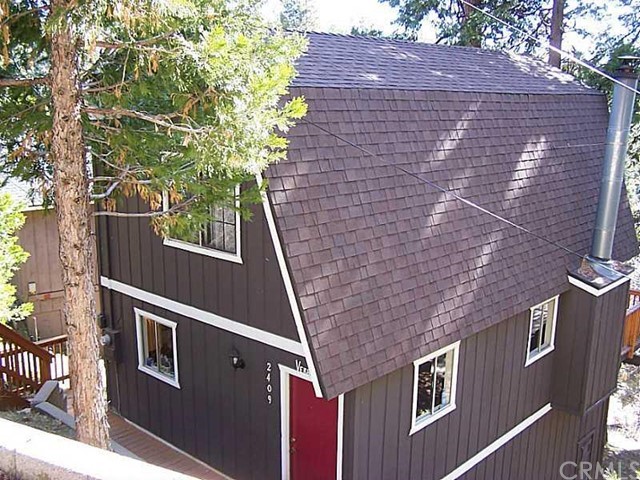 Great Cabin Getaway! Nice Private Setting. Back Deck Feels Like You Are In The Forest W/ Small View Of City Lights, Great For Enjoying The Outdoors & Barbq. The Back Yard Slopes Down For A Great Sledding Experience! Very Clean. Large Open Floor Plan With Kitchen, Dinning Area And Living Room With Fireplace. There Is A Large Build Up Area Below With Laundry Hookups And Potential For Expansion? Your Family And Friends Would Love Living This Mountain Cabin Lifestyle....What Memories You Will Have!