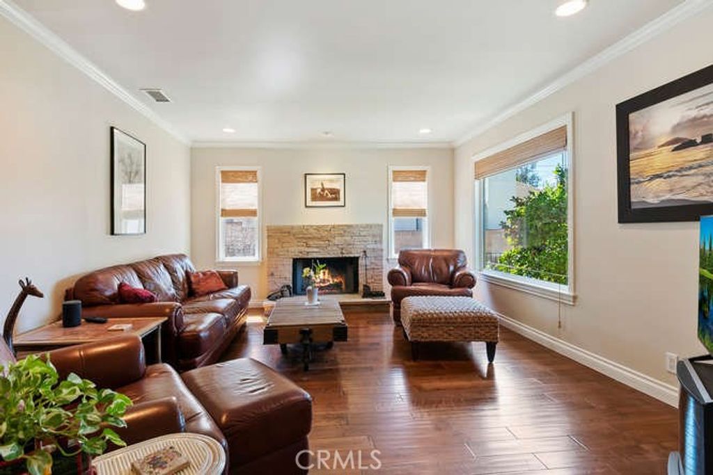 listing image 130725723251890461828
