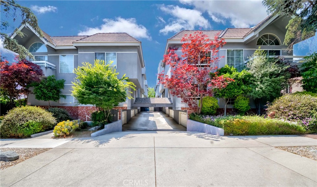 View Montrose, CA 91020 townhome