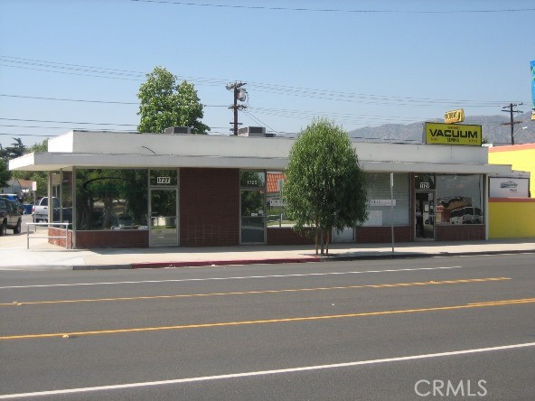 Retail/office space with excellent exposure on Burbank Boulevard with good access to the 5 and 134 freeways; average
daily traffic count of 17,499 cars per day (per MPSI estimate) on Burbank Boulevard; located less than 1 mile from Costco
and Burbank Empire Center