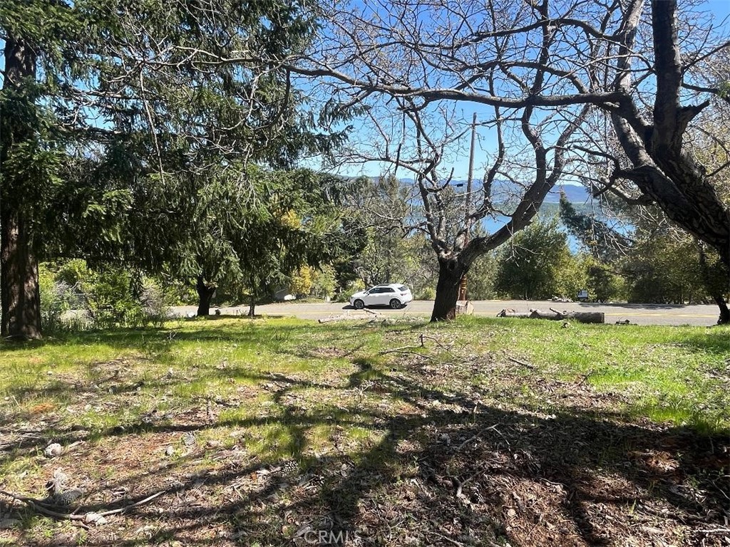 Riviera West gentle upslope lot with LAKEVIEWS! Water and electricity at the road. Peaceful location in an excellent neighborhood. Amenities include clubhouse with pool, boat launch, and lakeside picnic area.