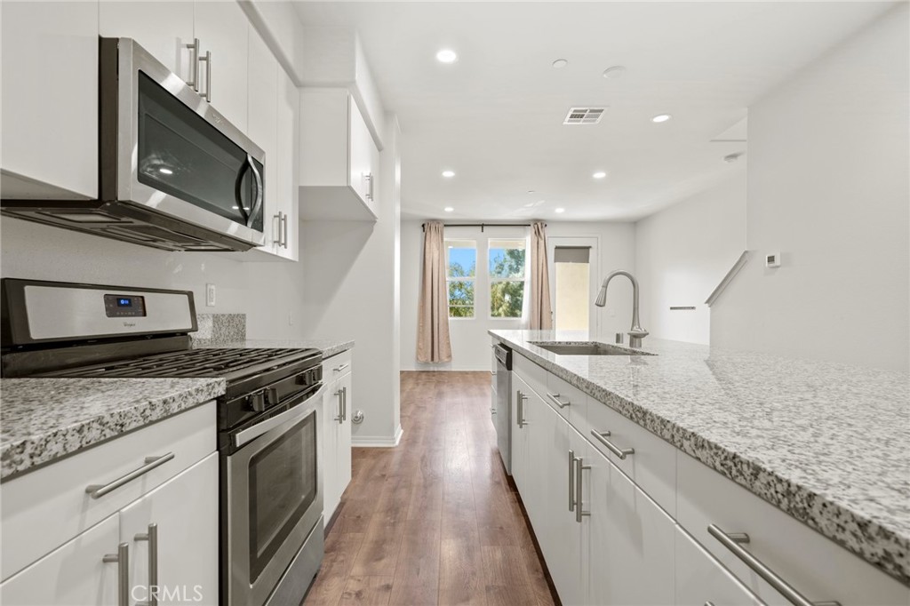 Photo 12 of 36 of 1601 W Walnut Street 59 townhome