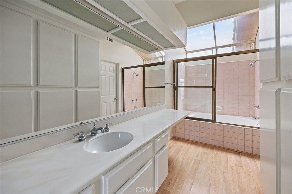 listing image 130724255196855403742