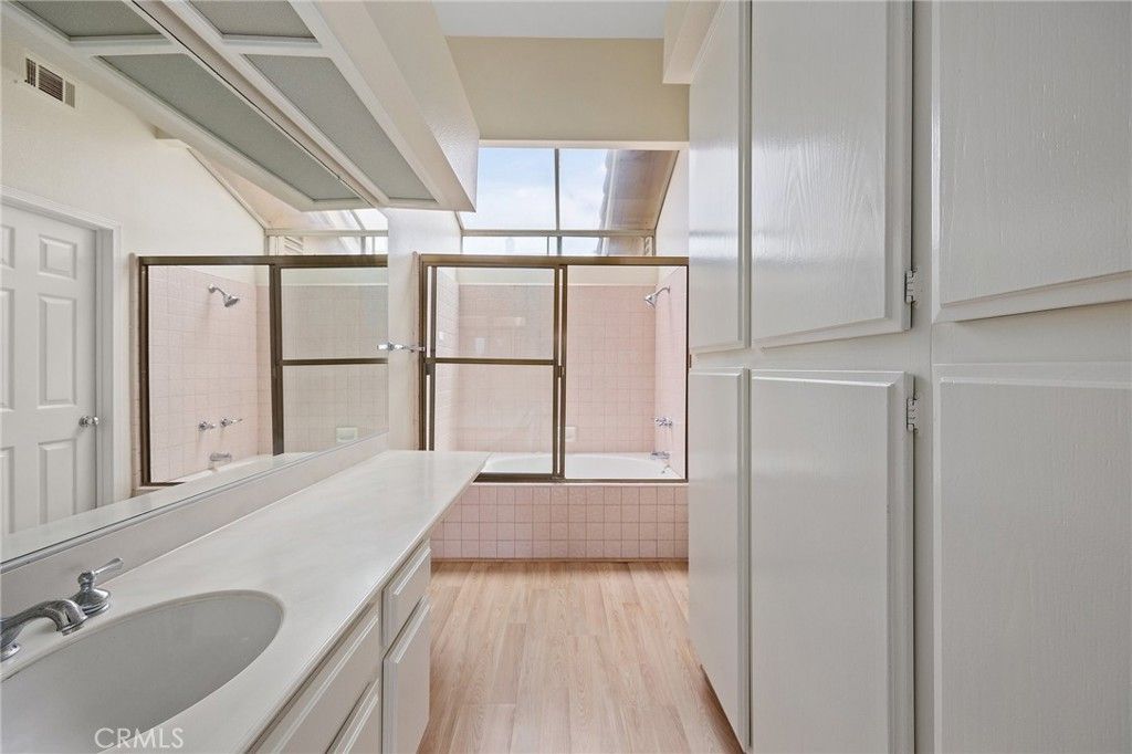 listing image 130729467561501964211