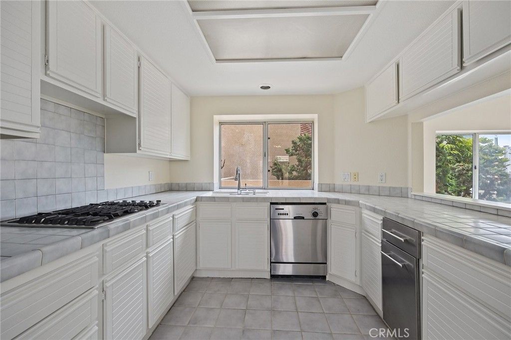 listing image 130722002463568015400