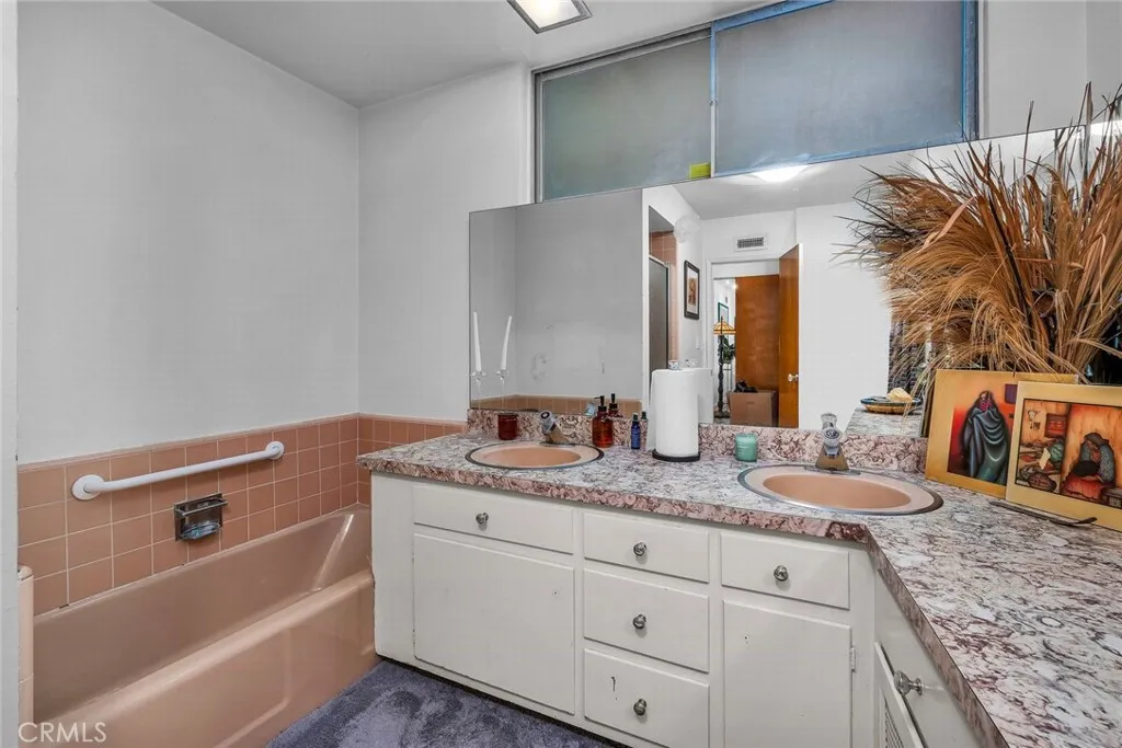 Tarzana, California 91356, United States, 4 Bedrooms Bedrooms, ,3 BathroomsBathrooms,Residential,Active,35371