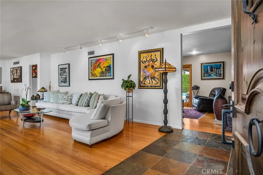 Tarzana, California 91356, United States, 4 Bedrooms Bedrooms, ,3 BathroomsBathrooms,Residential,Active,35371