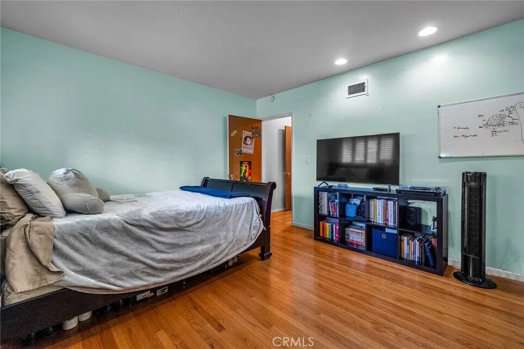 Tarzana, California 91356, United States, 4 Bedrooms Bedrooms, ,3 BathroomsBathrooms,Residential,Active,35371