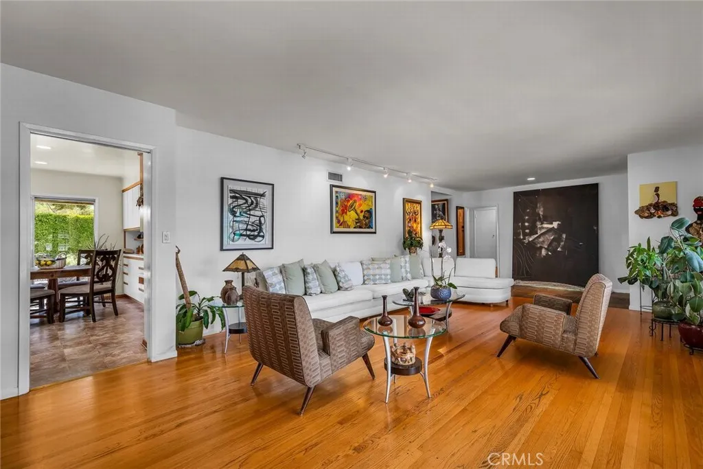 Tarzana, California 91356, United States, 4 Bedrooms Bedrooms, ,3 BathroomsBathrooms,Residential,Active,35371