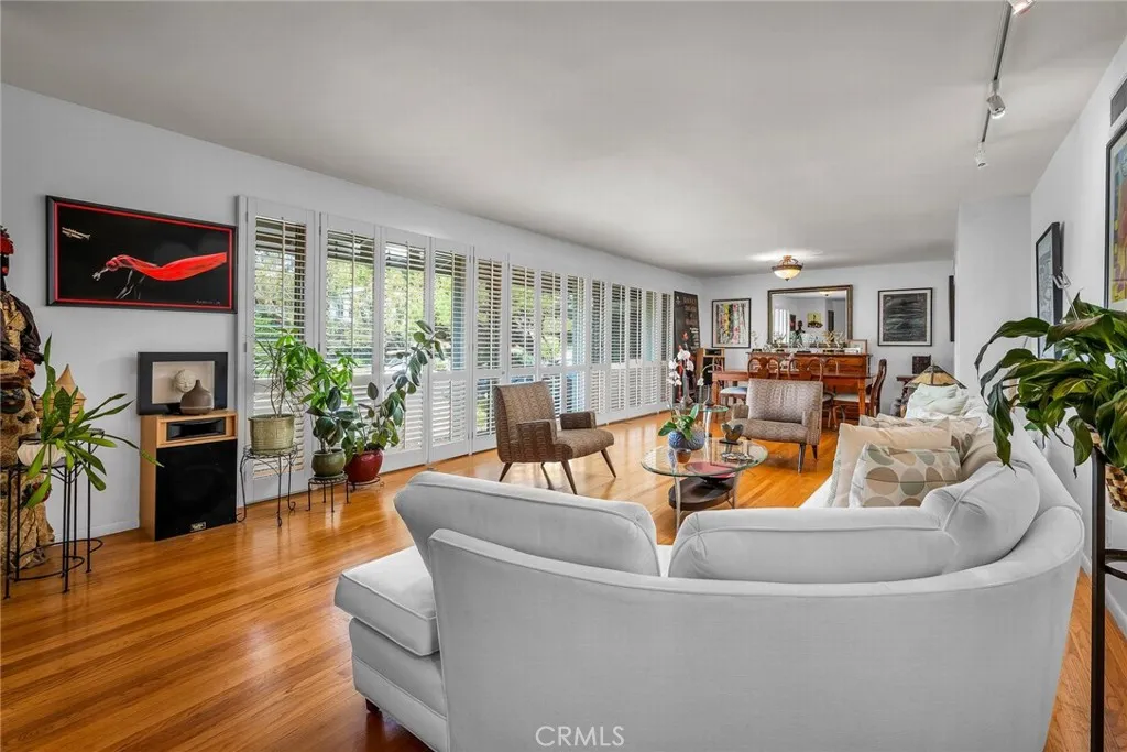 Tarzana, California 91356, United States, 4 Bedrooms Bedrooms, ,3 BathroomsBathrooms,Residential,Active,35371