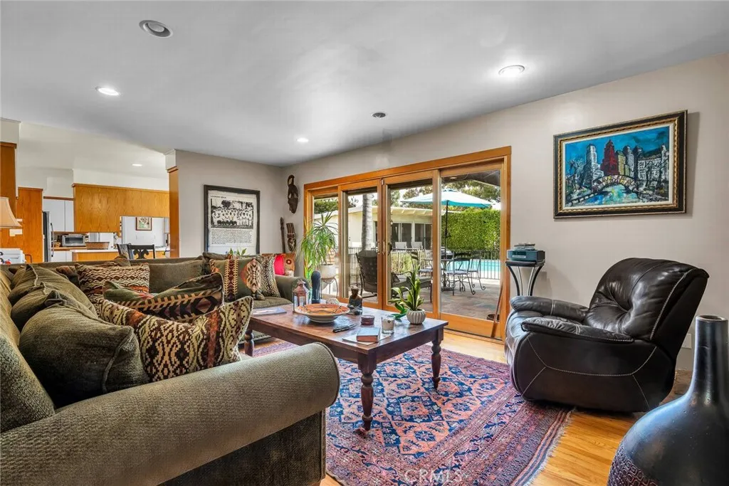 Tarzana, California 91356, United States, 4 Bedrooms Bedrooms, ,3 BathroomsBathrooms,Residential,Active,35371