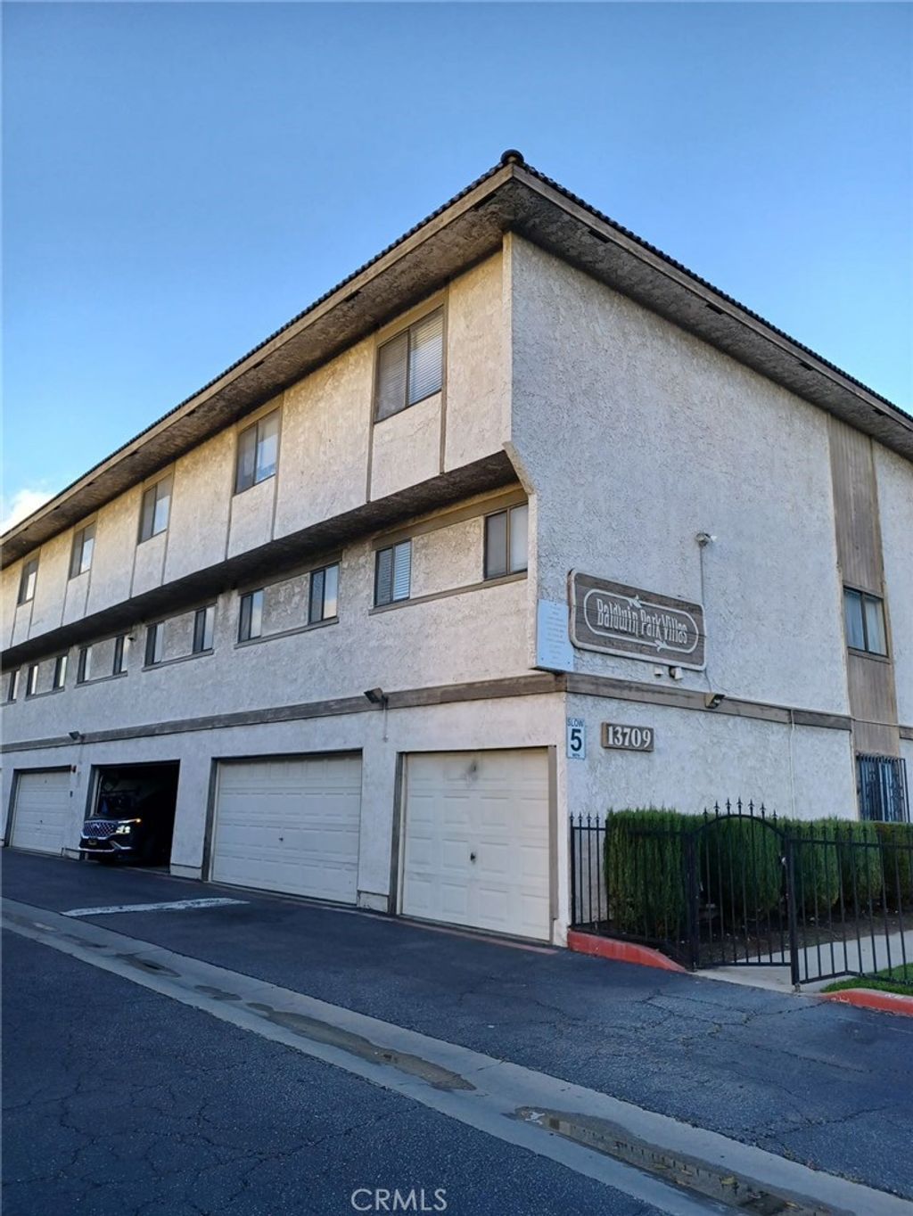 listing image 0