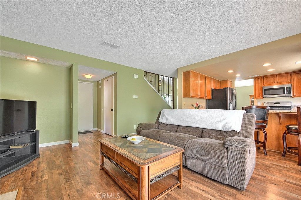 listing image 130722576767800442575