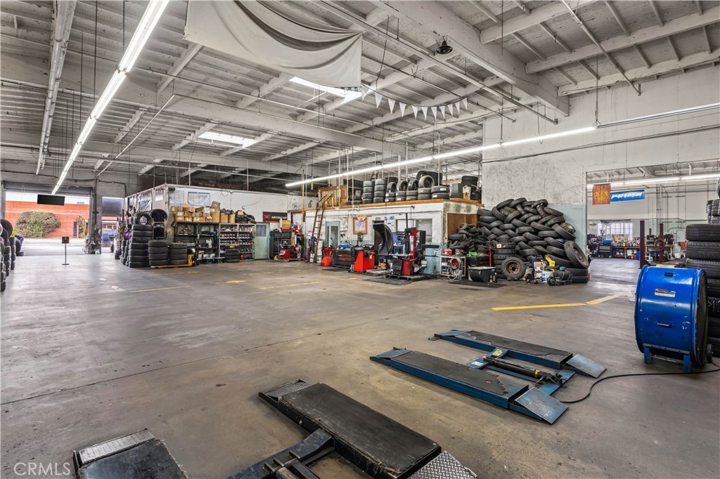 400 W Alondra Boulevard