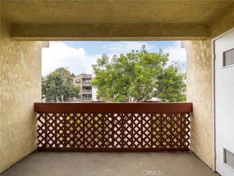 A home in El Segundo