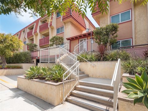 A home in El Segundo