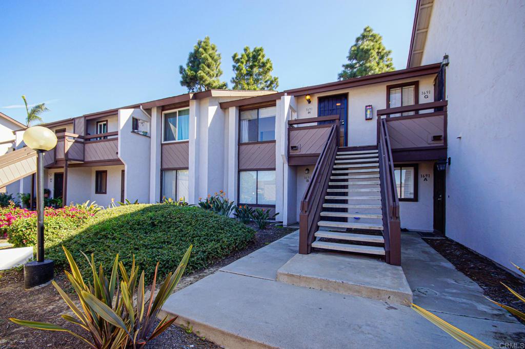 Move in ready Condo, This open floor plan is well kept 2 bed, 2 full bath condo has much to offer. Stainless steel appliances and fire place in the living room. Located on the second floor. Close to 805 Freeway, Shopping Centers and much more. Must see to appreciate.
