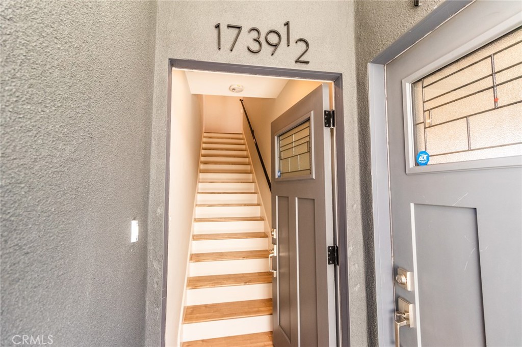 View Los Angeles, CA 90019 townhome