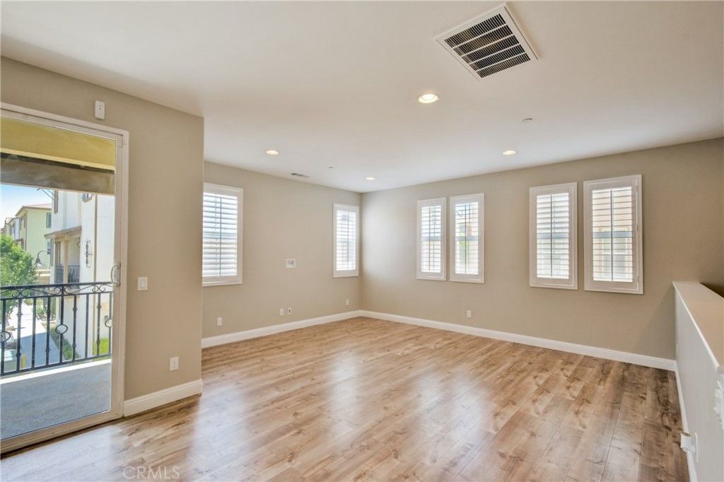listing image 130722727784195208649