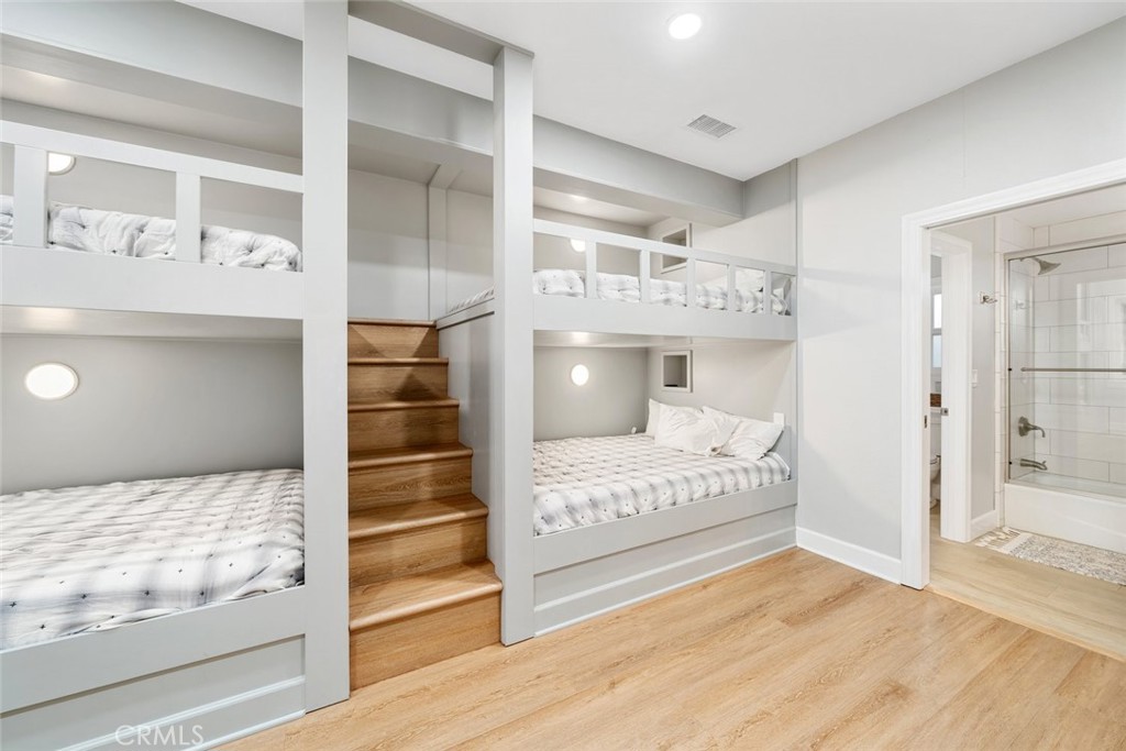 2493 Captains Walk