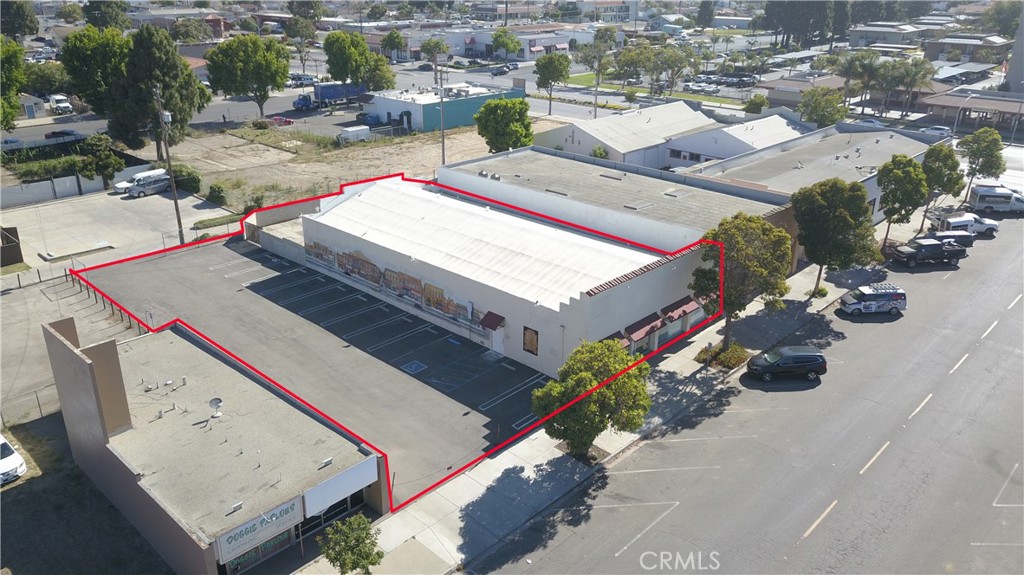 Just off North Broadway, this retail/commercial warehouse has 5,000 sq. ft. of highly functional space available for purchase. This versatile building, being sold as-is, offers secured yard area in the rear of the building with a rollup door, 12 off street parking spaces, and alley access. This is a great opportunity to be a part of the exciting downtown revitalization. Zoning: C2; Downtown Specific Plan; Bungalow District. Property also has 2,151 sq. ft. of secure yard with alley access. Purchase price: $995,000.