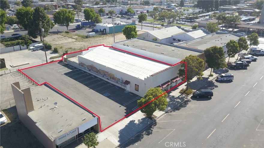 Just off North Broadway, this retail/commercial warehouse has 5,000 sq. ft. of highly functional space available for purchase. This versatile building, being sold as-is, offers secured yard area in the rear of the building with a rollup door, 12 off street parking spaces, and alley access. This is a great opportunity to be a part of the exciting downtown revitalization. Zoning: C2; Downtown Specific Plan; Bungalow District. Property also has 2,151 sq. ft. of secure yard with alley access. Purchase price: $995,000.