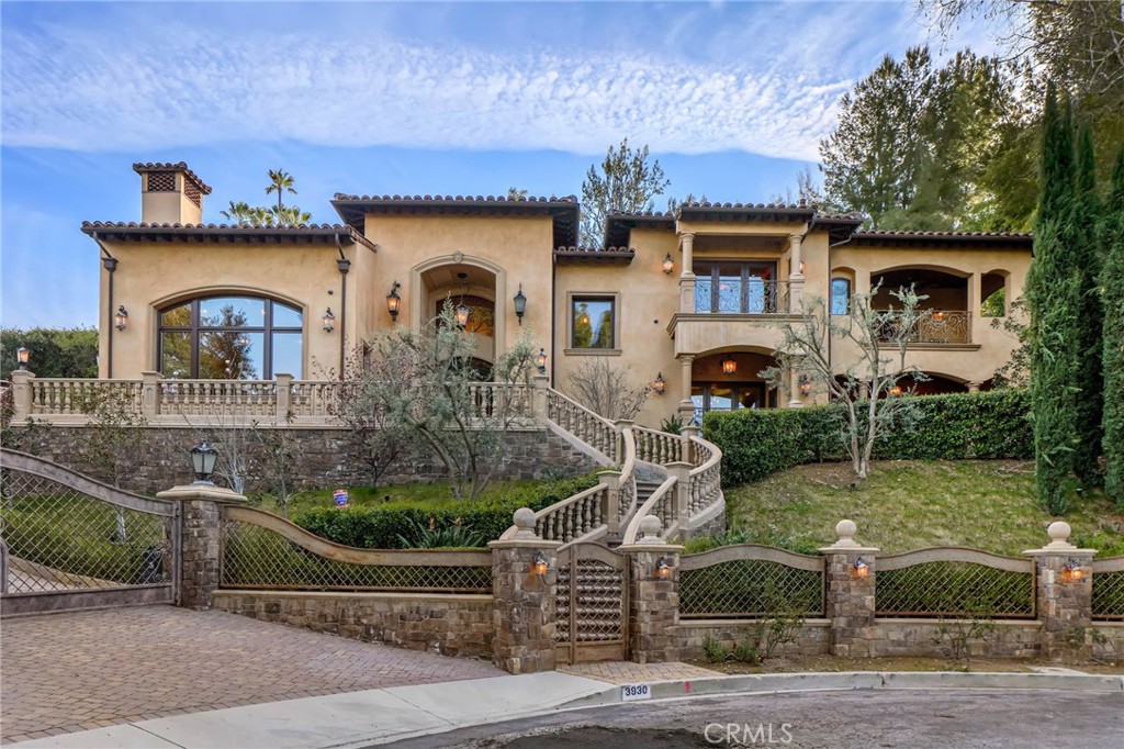 Properties 1 3930 Royal Oak Place