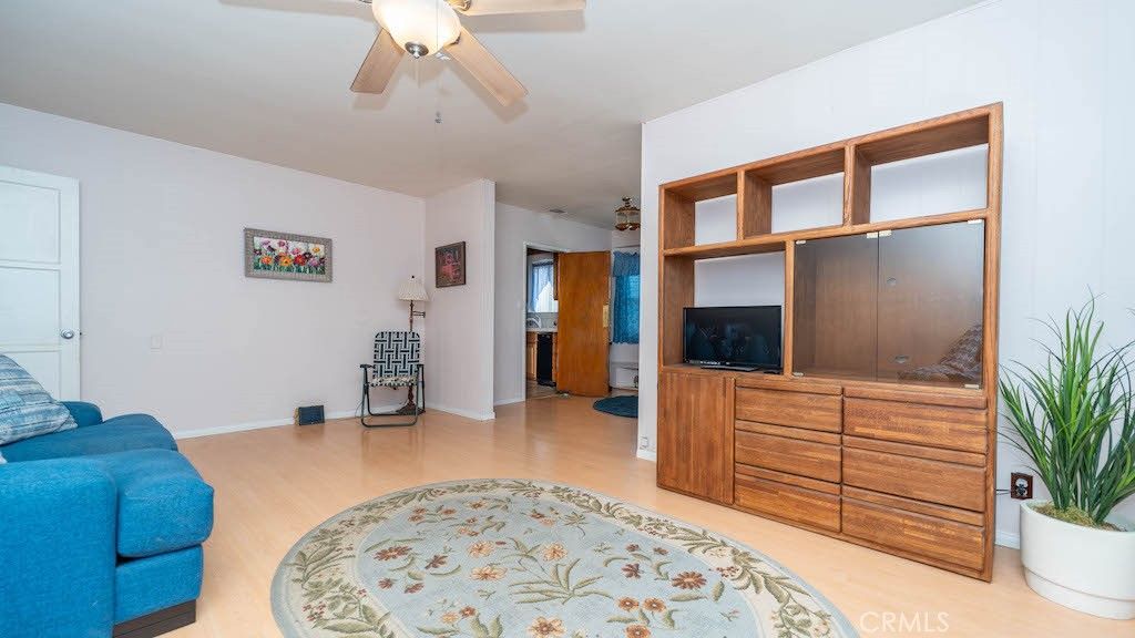 listing image 130722782831424073936