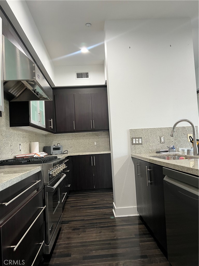 402 Rockefeller 212