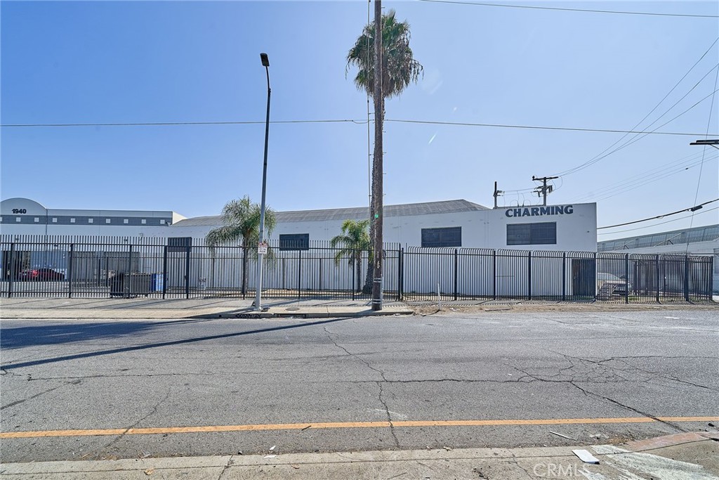 Excellent Manufacturing & Warehouse /**CANNABIS PLANT** / Super Downtown Location Across From Previous Forever 21 Facility
Clear Span & Very Secure-Fenced Parking, Truck Hi Loading, Heavy Power.
Concrete Tilt Up, 16'-30' Ceiling Height
Close to the Wholesale Market, Good Transportation
Easy Access to 5 and 10 Freeways
