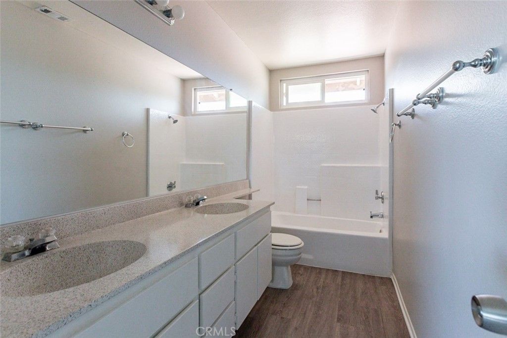 listing image 130723013967755384257
