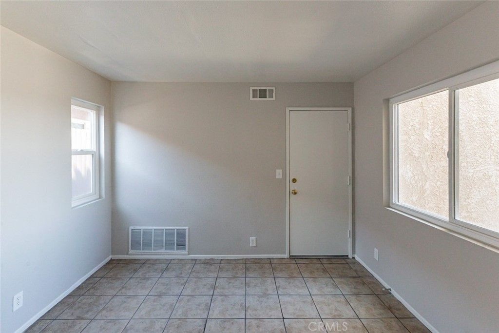 listing image 130722947810098876769