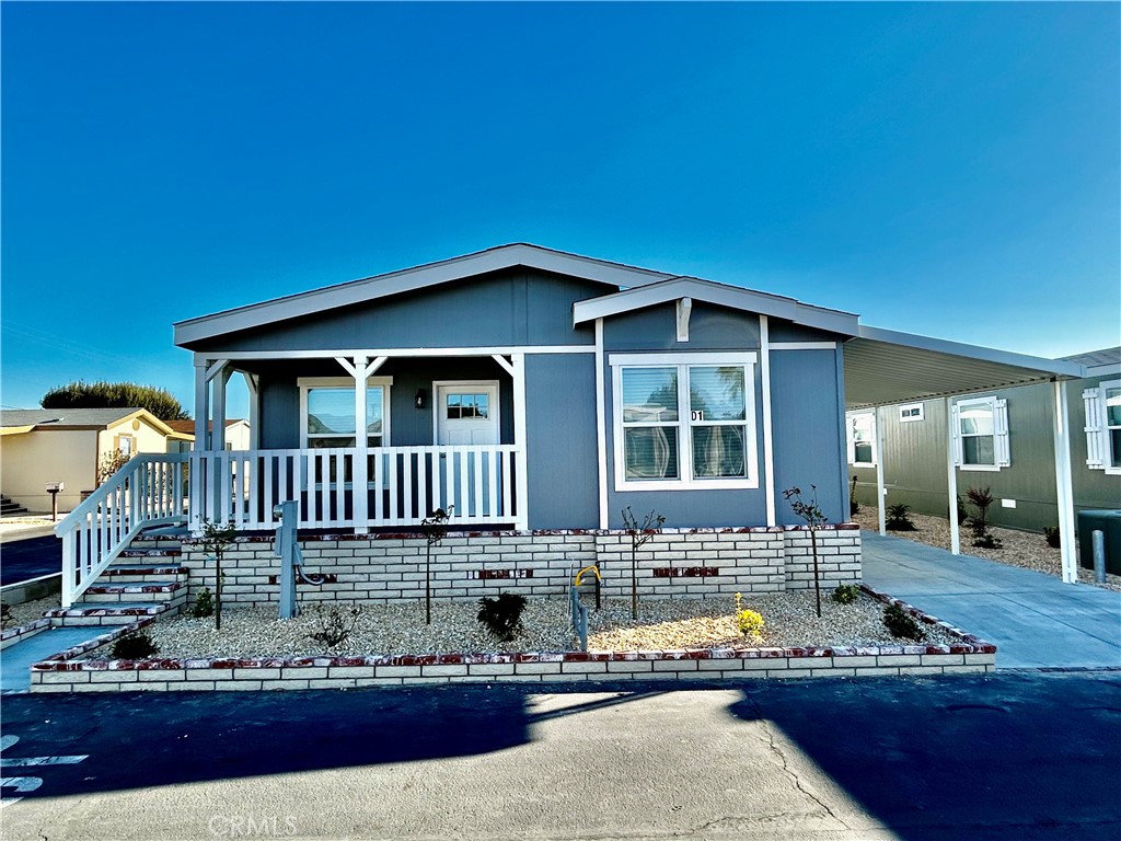 BRAND NEW mobile home in family Park !! 3 bedroom 2 bath open floor plan with ceiling fans throughout kitchen island and a walk-in pantry farmhouse sink, the skated family park has a pool and spa clubhouse!! Book your appointment today to see this beautiful new home!!