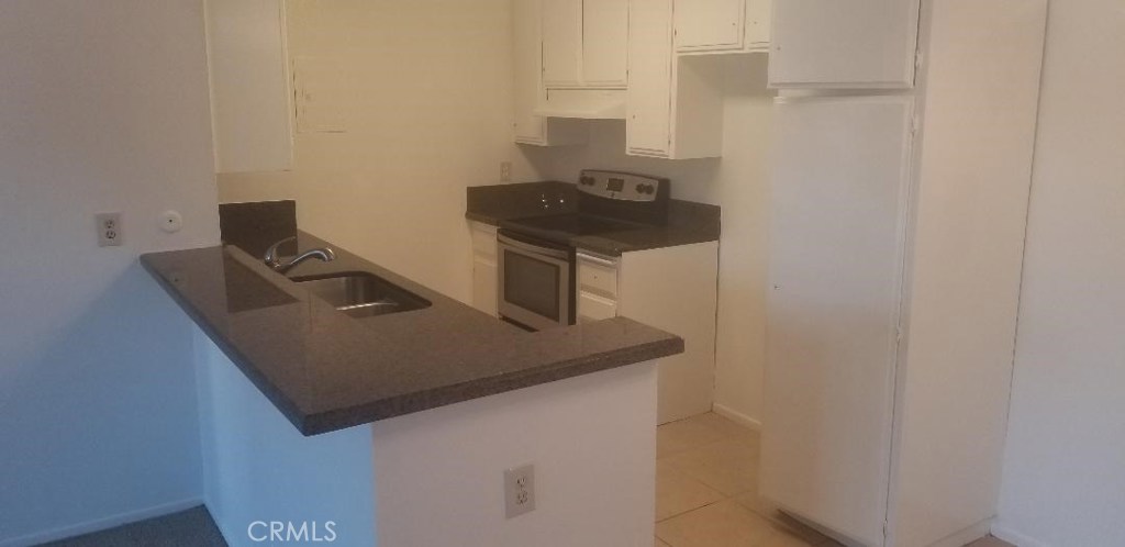 South Coast Metro upper level condo in Woodside Village. Features include ; granite counters, soon new refaced white shaker cabinets, stainless appliances, gas / water / trash paid, breakfast bar, balcony, carport has a storage locker, community laundry room right outside your front door, gated community, dining area has tile floors, freshly painted, aprx 878 sq ft, choice interior location, community pools and spa.