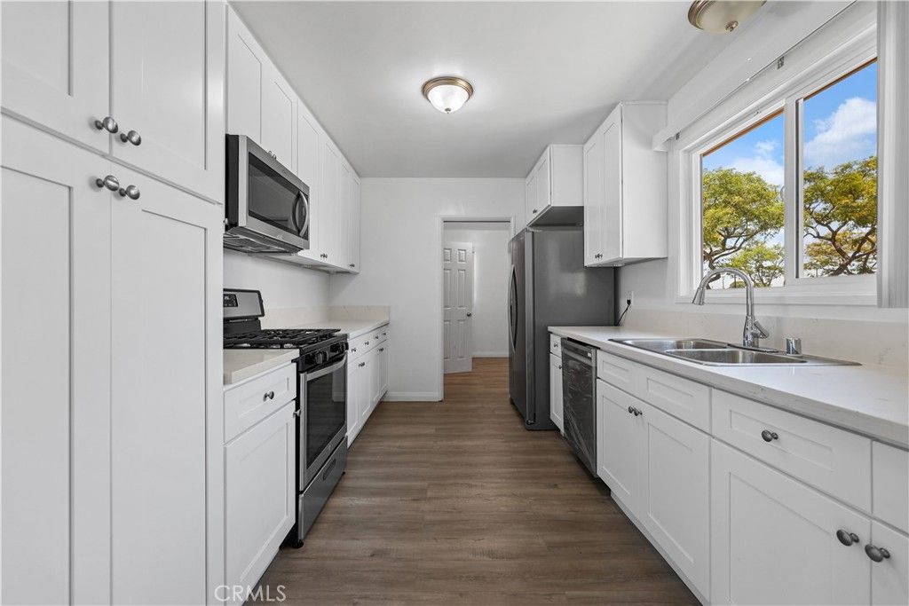 listing image 130725286616938708979