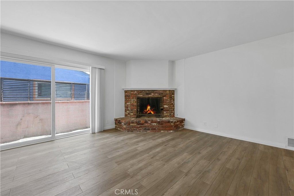 listing image 130723418769623792264