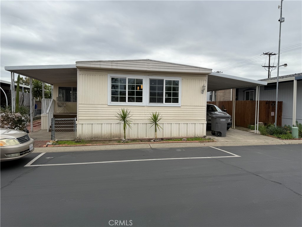 CHARMIN MOBILE HOME. IN A VERY NICE AREA IN THE CITY OF LAKE FOREST , IT IS ON A CUL DE SAC , VERY NICE PARK KIMBERLY GARDEN , THIS HOUSE HAS BEEN REMODELED NEW COUNTER TOP KITCHEN , NEW FLOORS TROUGH THE HOUSE, NEW FLOORS OUTSIDE. NICE BACK YARD. CAR PORT FOR 3 OR FOUR CARS.