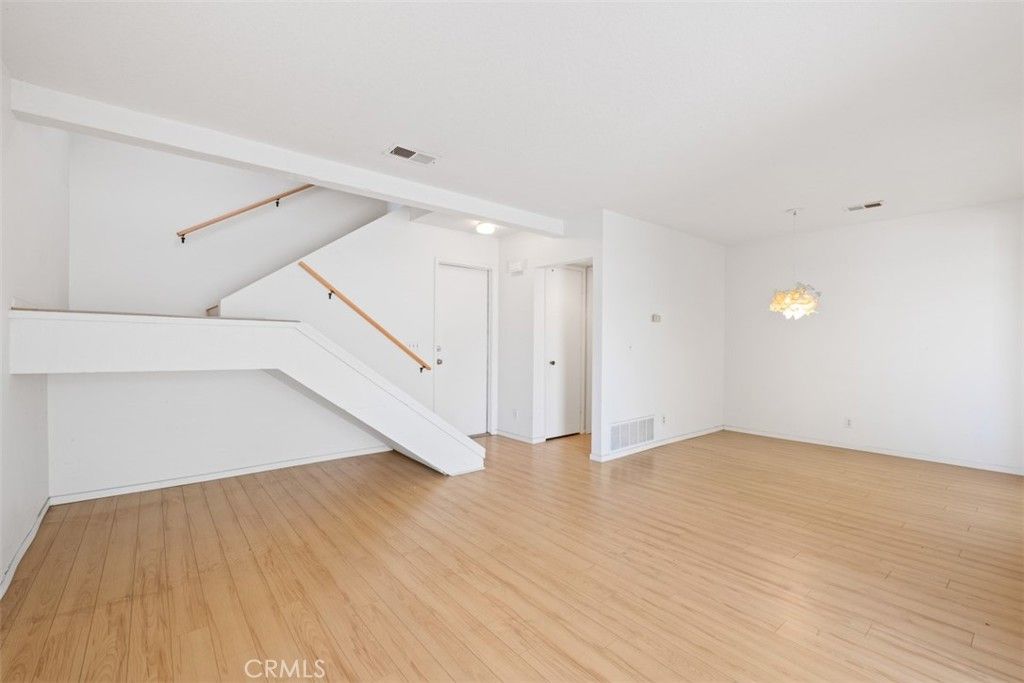 listing image 130725316770105168516