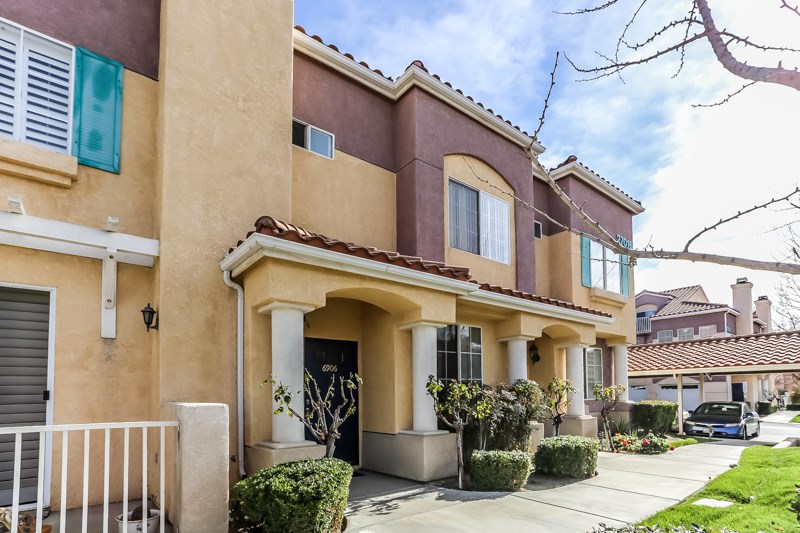 Beautiful two story Sundance Townhouse, home features open floor plan, Large 2 bedrooms each with its own bathroom and vaulted ceilings. Master has a walk-in closet and double sink. Living room with fireplace, laminate wood floor and custom tile, dining room, kichen new granite counter top and stainless steel appliances, custom shutters. 2nd story floor and bathrooms upgraded, 2 balcony, direct access 2 car garage with laundry area. Community pool, spa and Recreation room, close to the freeway and shopping.