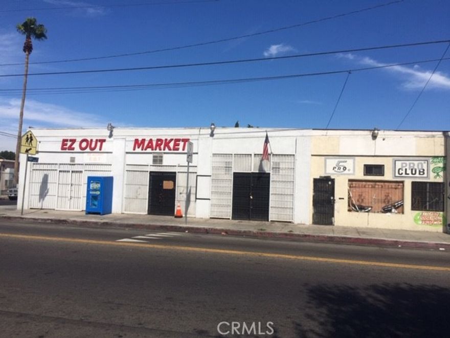 Multi  tenant commercial building ,high traffic. Vacant ready to move in.
