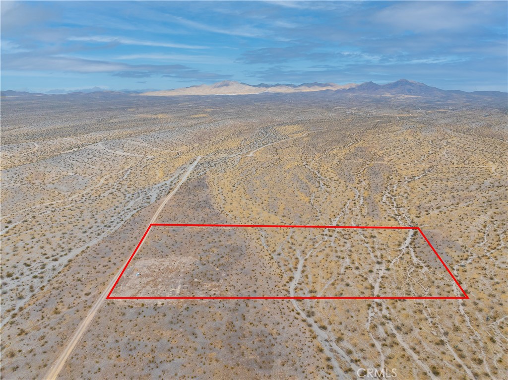 **AMAZING LOT! Beautiful 5 Acres with Scenic Views and Rural Living Zoning**
Discover this stunning 5-acre lot, ideally situated near the renowned Route 66 and Hibiscus St. Zoned for Rural Living, this property invites you to bring your toys and animals and immerse yourself in peace and tranquility away from the city hustle.
This exceptional lot offers an unparalleled opportunity to build your dream home amidst serene surroundings, while still being conveniently close to Silver Lakes, Apple Valley, Victorville, and Hesperia. Enjoy the perfect balance of seclusion and accessibility, with ample space to create your own private retreat.
Embrace the freedom of Rural Living zoning and make this remarkable property your own. Don’t miss out on the chance to escape to a picturesque setting with endless potential!
CONTACT US TO SEE THE PROPERTY TODAY !